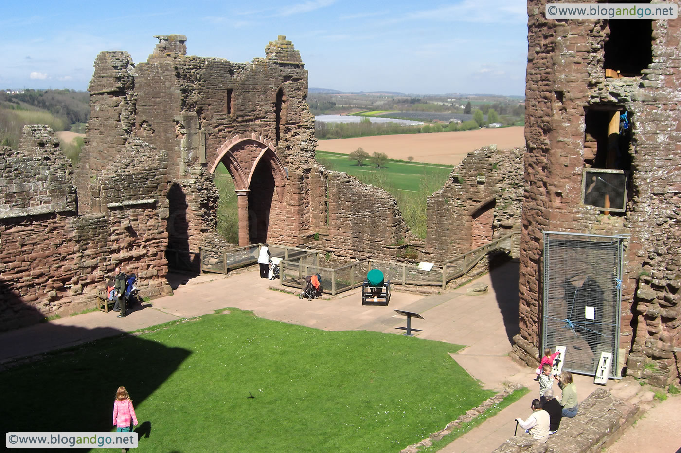 Goodrich - Goodrich Castle courtyard and Roaring Meg